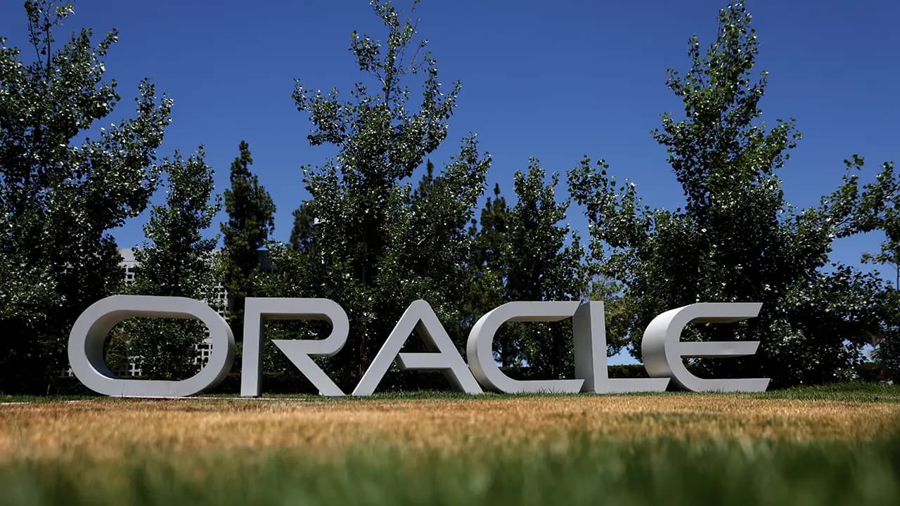 OpenAI firma contrato de computación con Oracle por 300.000 millones de dólares, según reportes