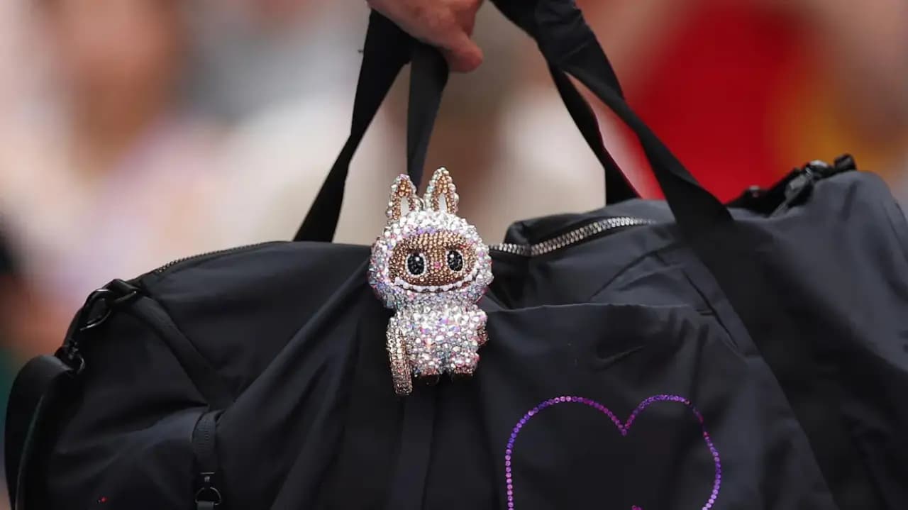 Del anillo de compromiso de Taylor Swift a los Labubus de Naomi Osaka: estos accesorios virales de celebridades son de pequeños negocios