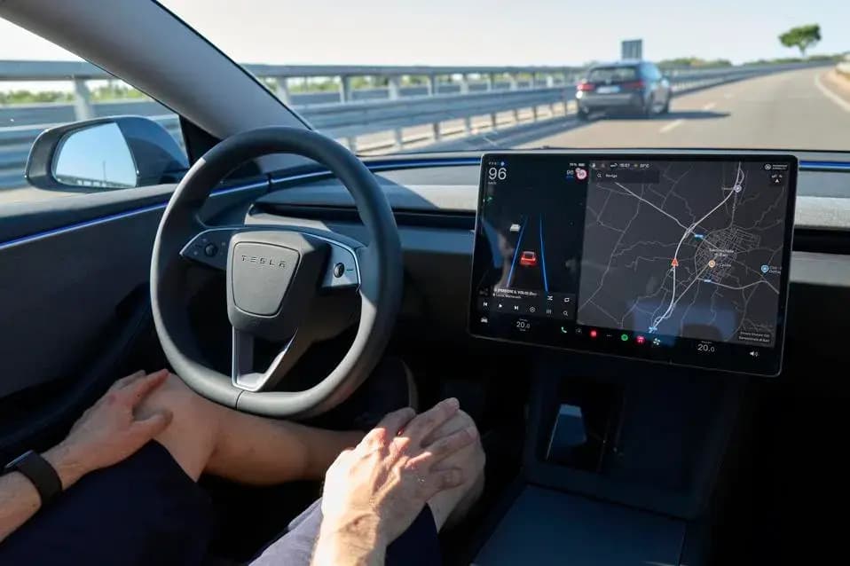 Tesla enfrenta investigación por denuncias de que su sistema de conducción autónoma se salta semáforos en rojo