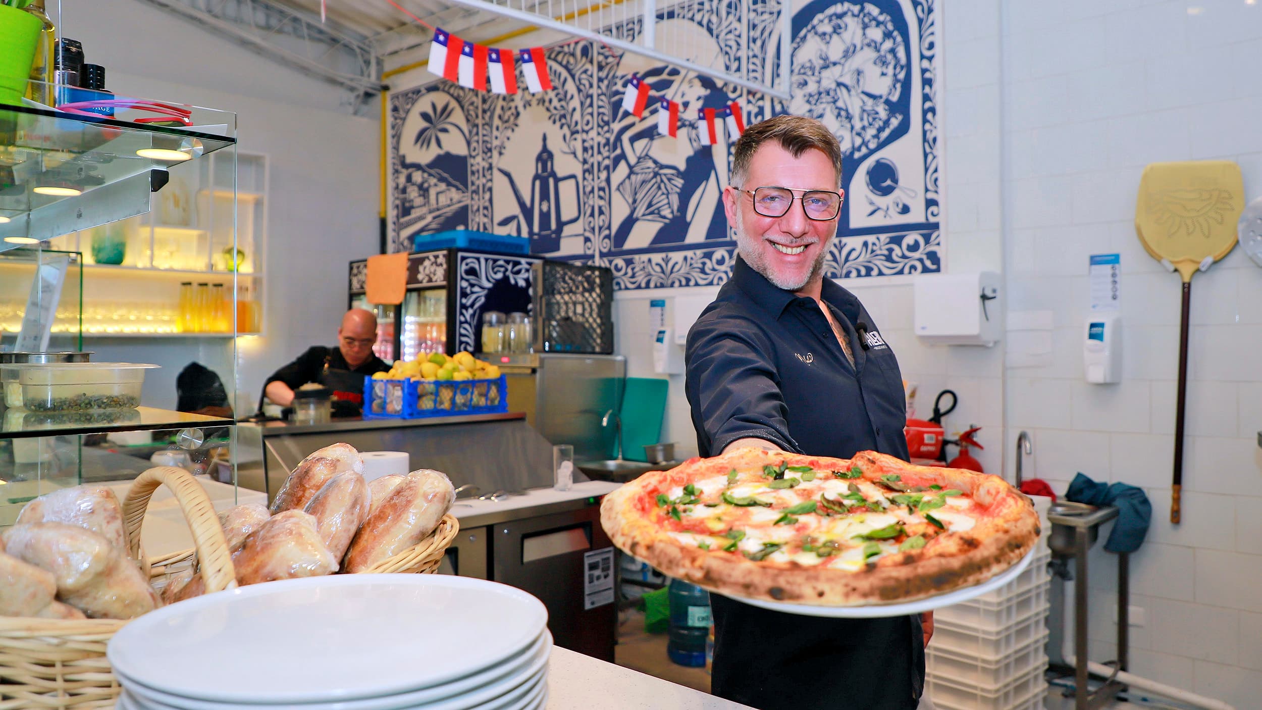 La mejor pizzería de Chile es de un migrante italiano que encontró la 'Allería' en este país: "para que sepan quien soy, tienen que comer mi pizza"