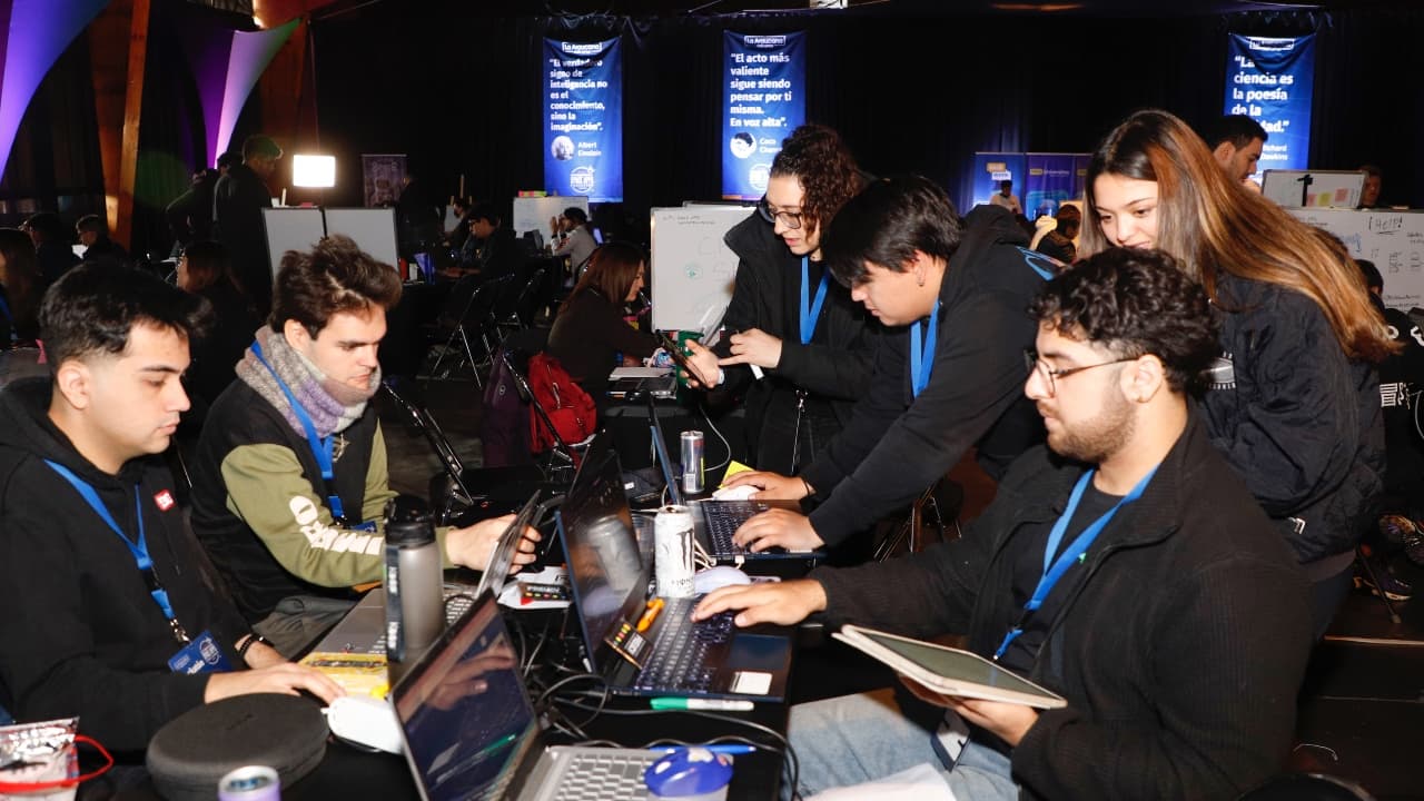 Hackatón de la NASA reunió a más de 300 participantes en Chile para buscar soluciones a desafíos globales