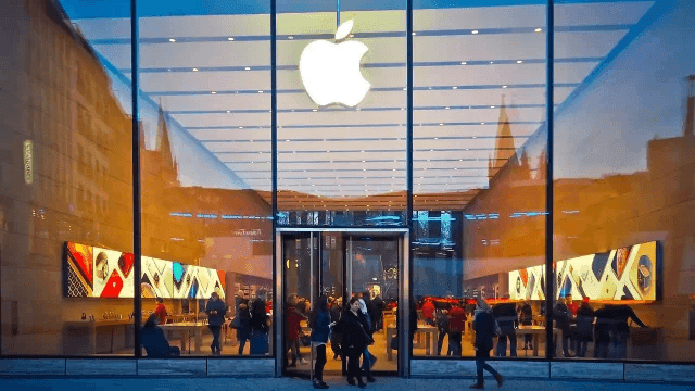 Apple supera los 4 billones de dólares de valorización gracias al iPhone 17, pero su rezago en IA inquieta a Wall Street