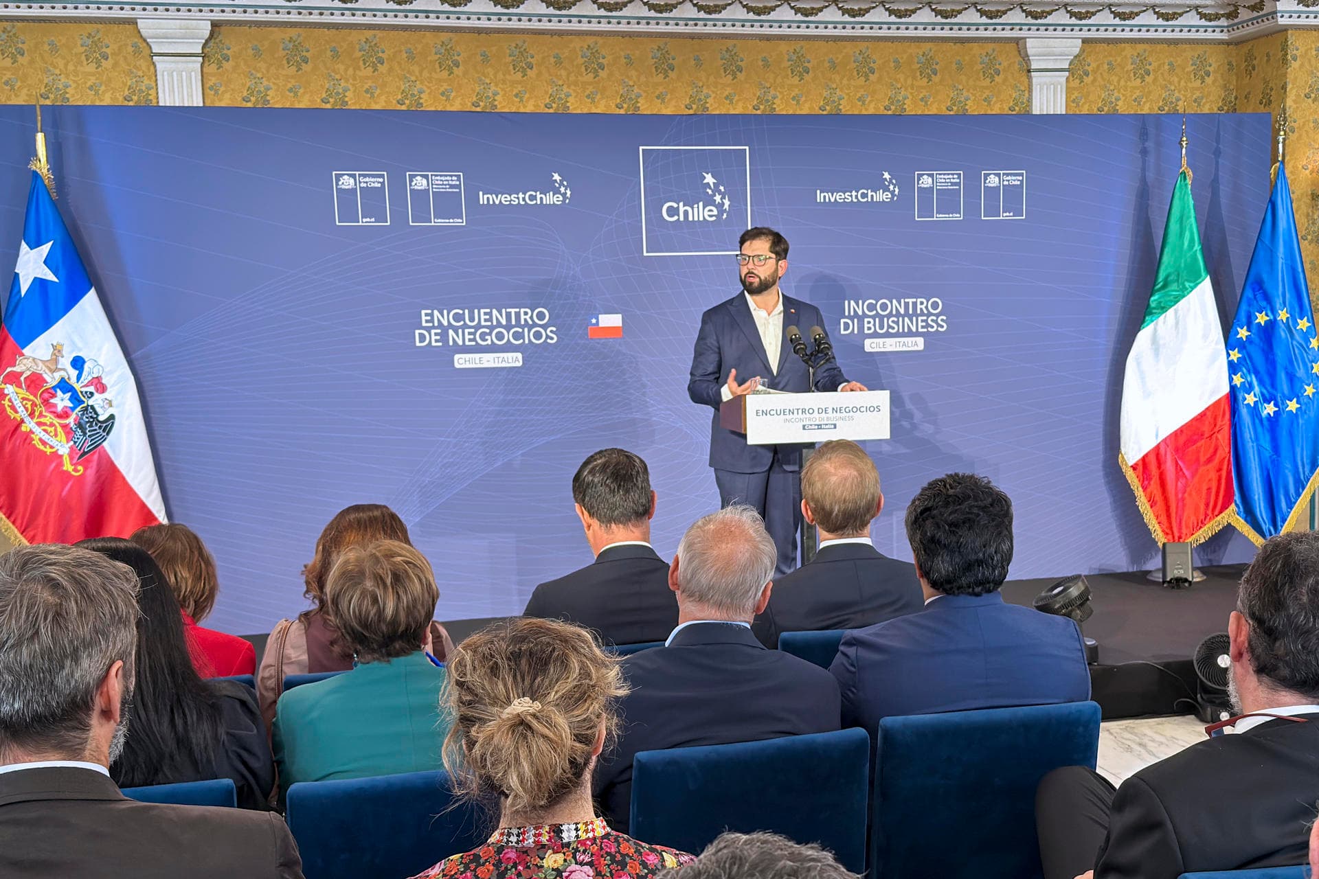 Roma, 15/10/2025.- El presidente de Chile, Gabriel Boric, animó este miércoles a empresarios italianos a fortalecer los vínculos económicos con su país, al que definió como un "puente hacia toda América Latina" y una "puerta de entrada al mercado latinoamericano", durante un Encuentro de Negocios Chile -Italia celebrado en Roma. EFE/Daniel Cáceres