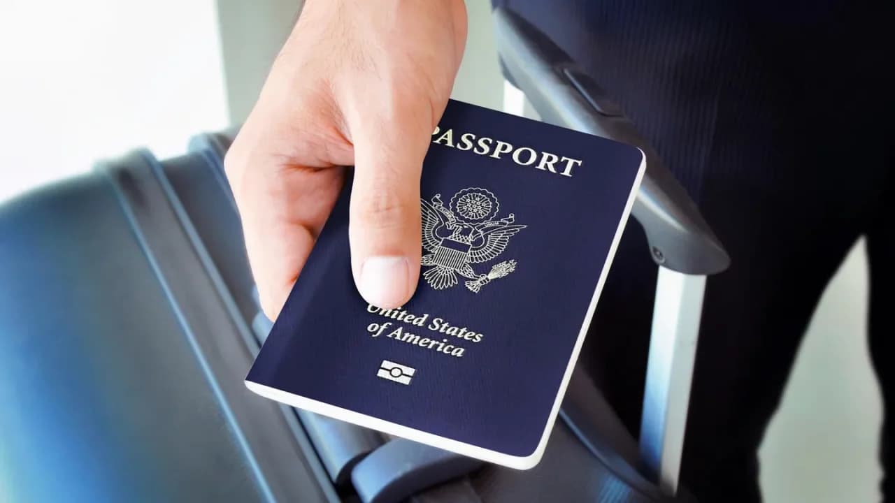 Pasaporte de Estados Unidos cae del Top 10 de los más poderosos por primera vez: esto es lo que significa