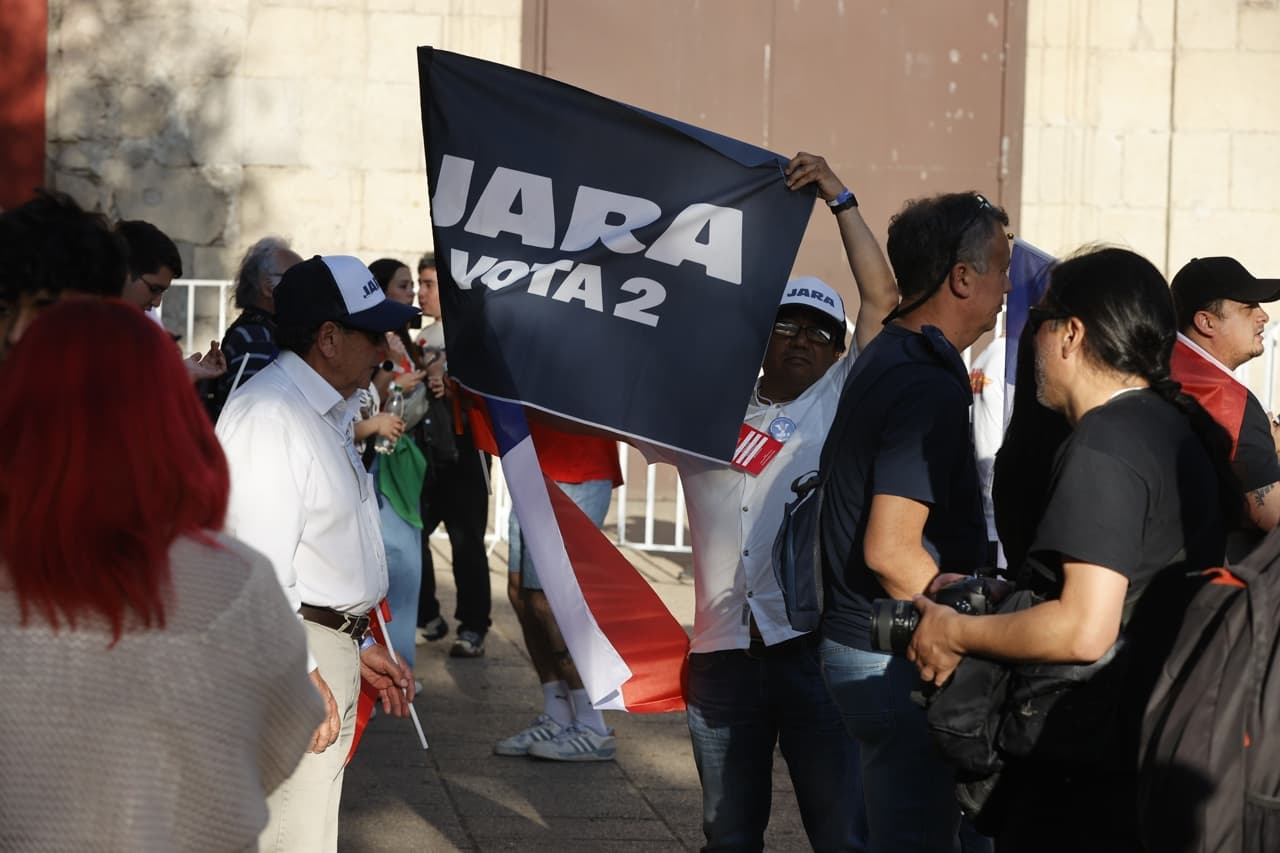 Izquierdista Jara lidera con poco margen el conteo de votos en las presidenciales chilenas