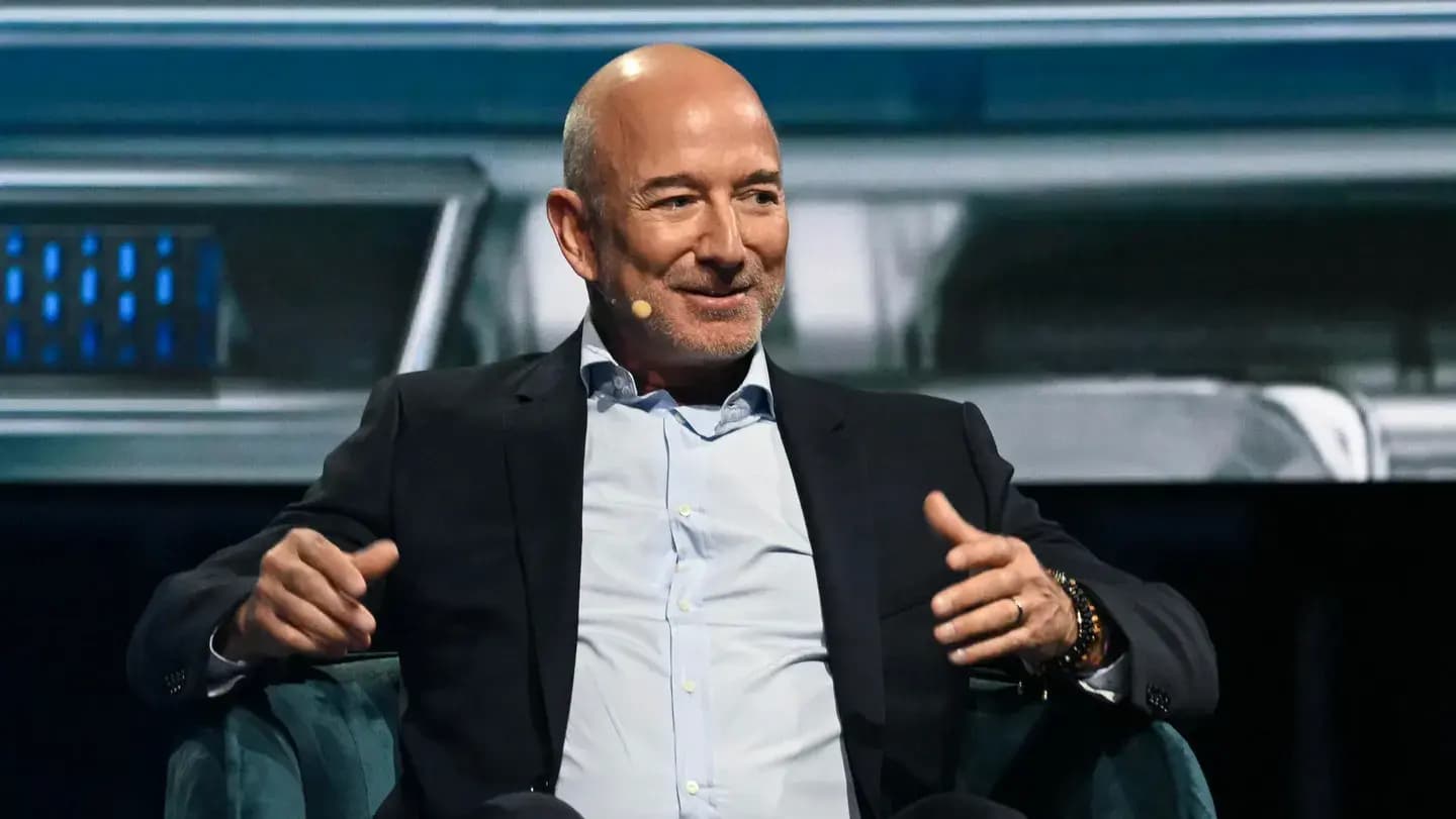 Musk llama “imitador” a Bezos por el supuesto lanzamiento de su startup de IA valorada en 6.200 millones de dólares