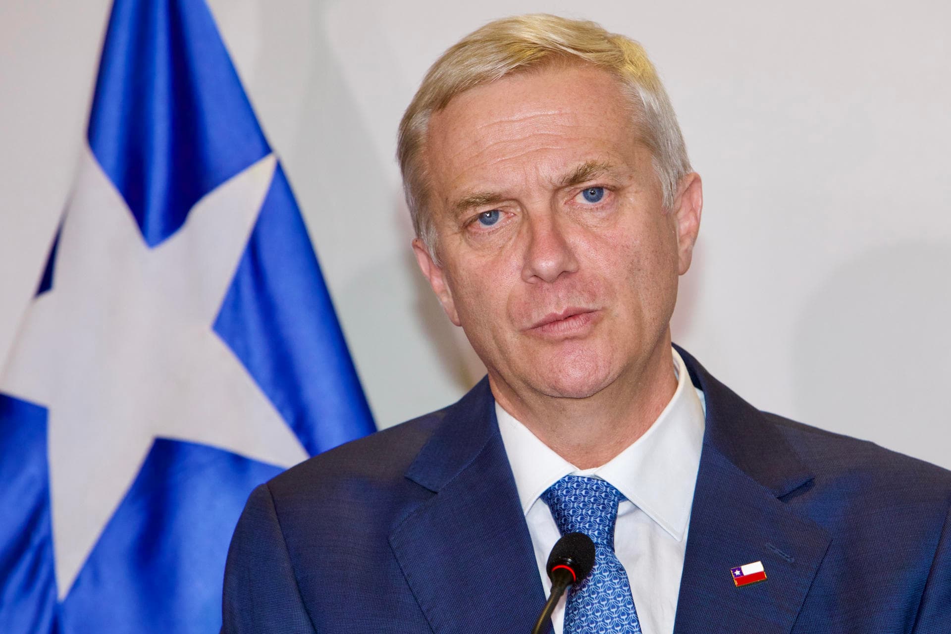 Kast posterga visita a El Salvador debido a cancelación masiva de vuelos en Estados Unidos