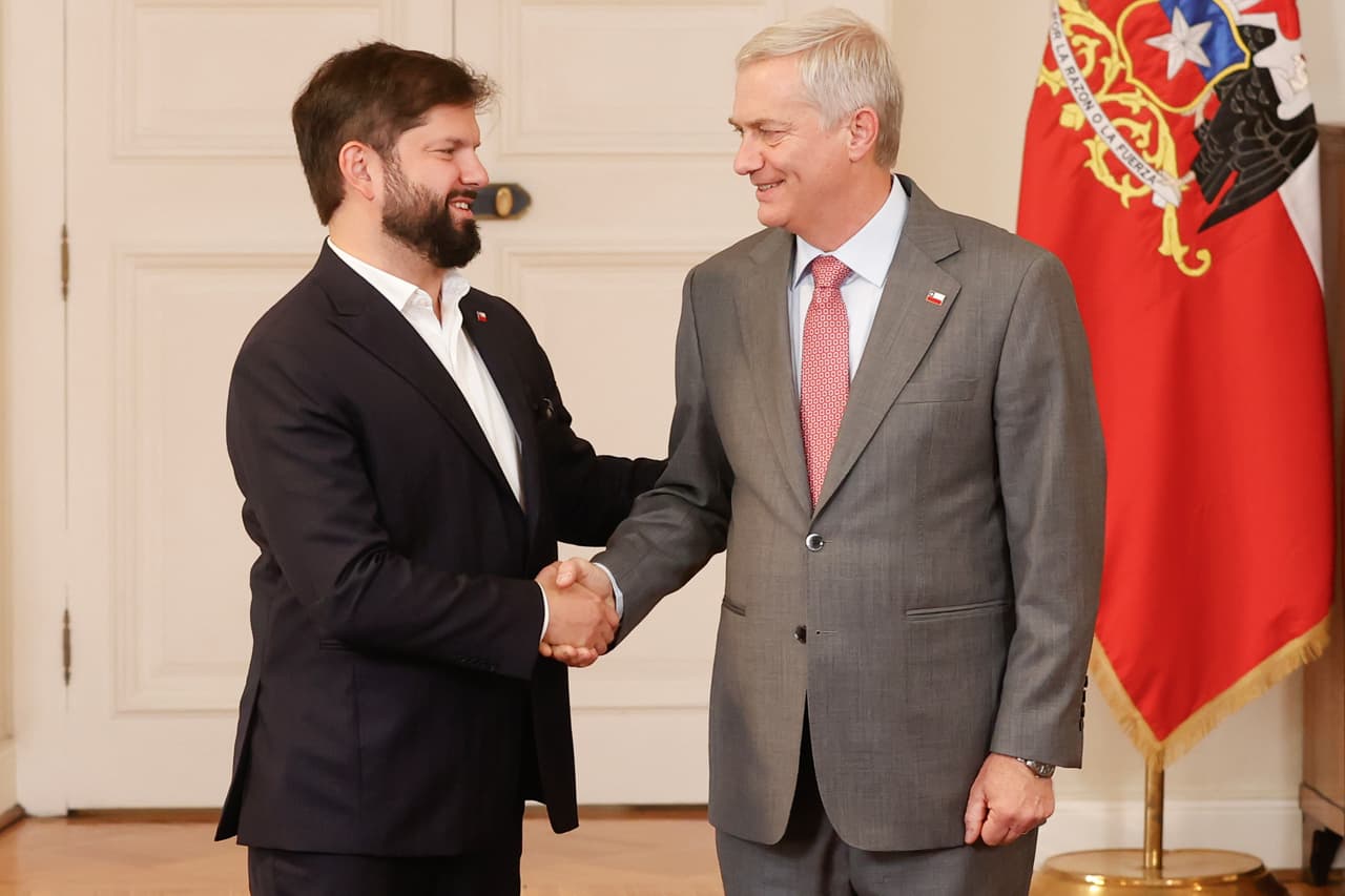 Tensión en La Moneda a pocos días del traspaso de mando: reunión entre Boric y Kast termina con molestias por dichos sobre cable chino