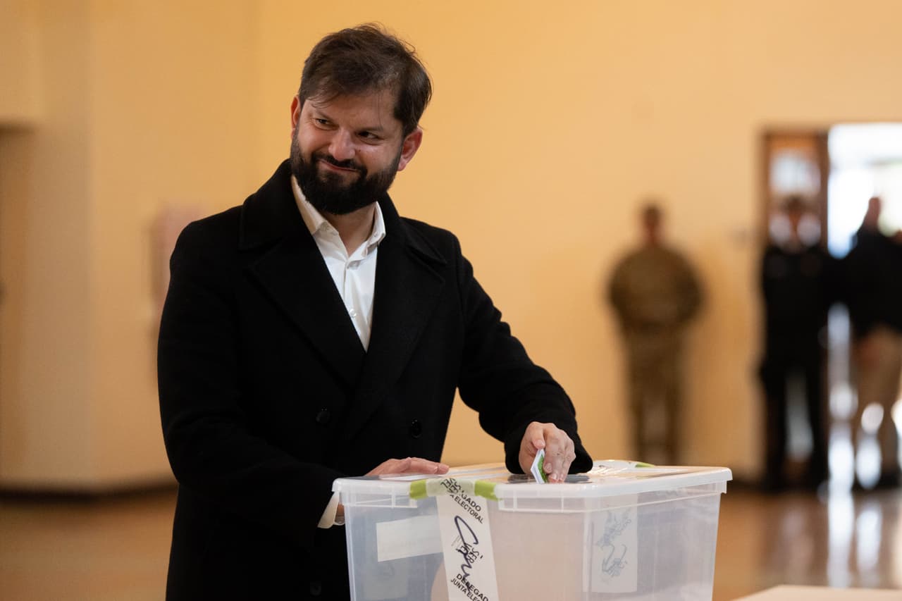 Boric insta a defender la democracia en su último voto como presidente de Chile