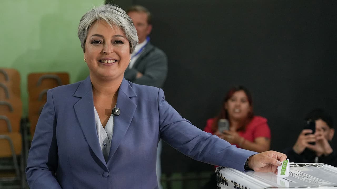 Jara llega a votar: "Para gobernar se requieren equipos, experiencia y capacidad de trabajo"
