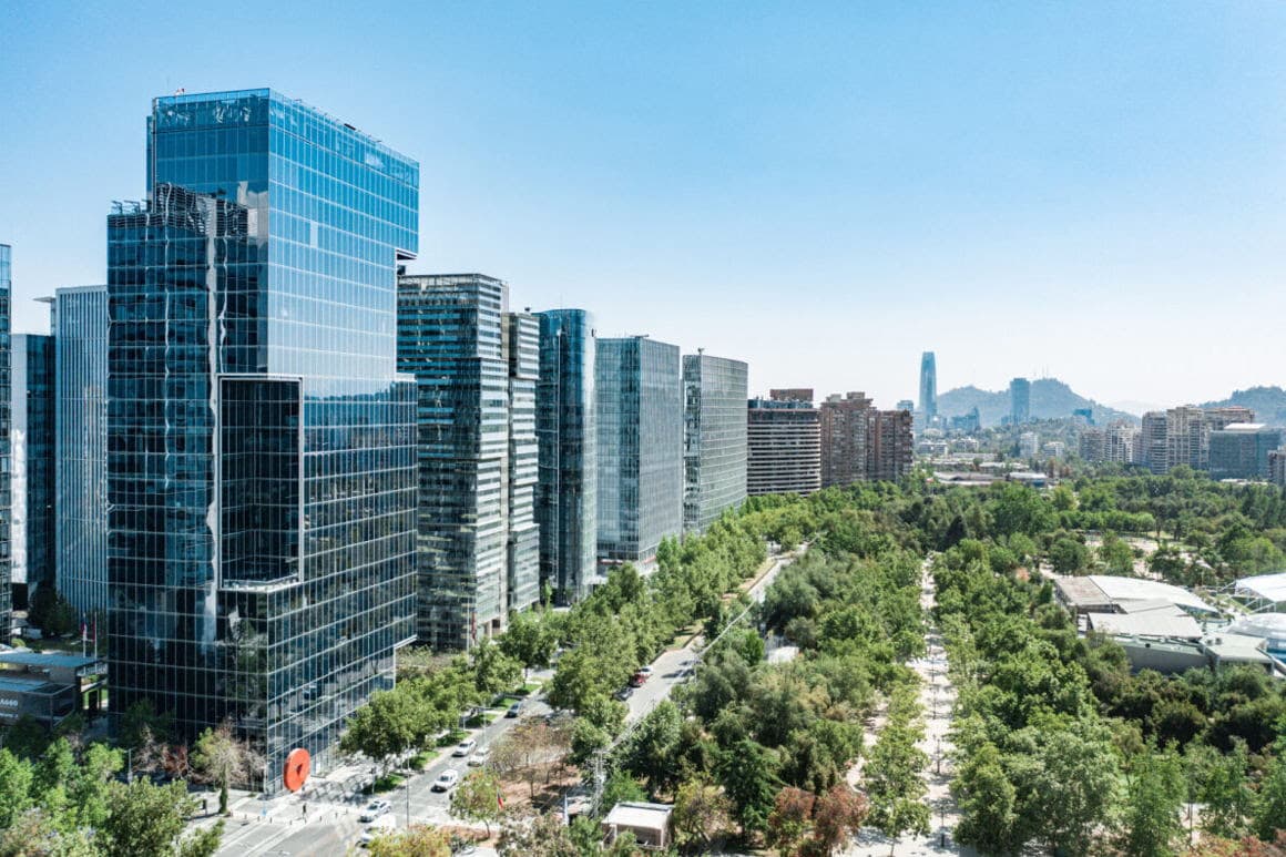 Mercado de oficinas Clase A en Santiago cierra 2025 con el mayor nivel de actividad de la última década y rompe récords de absorción