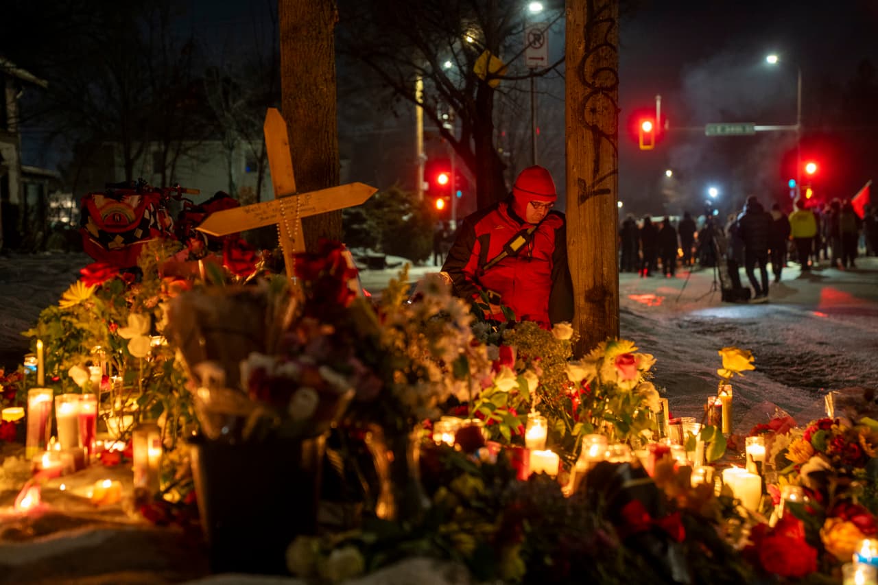 Miles de personas rechazan a ICE en una vigilia en Mineápolis tras la muerte de una mujer