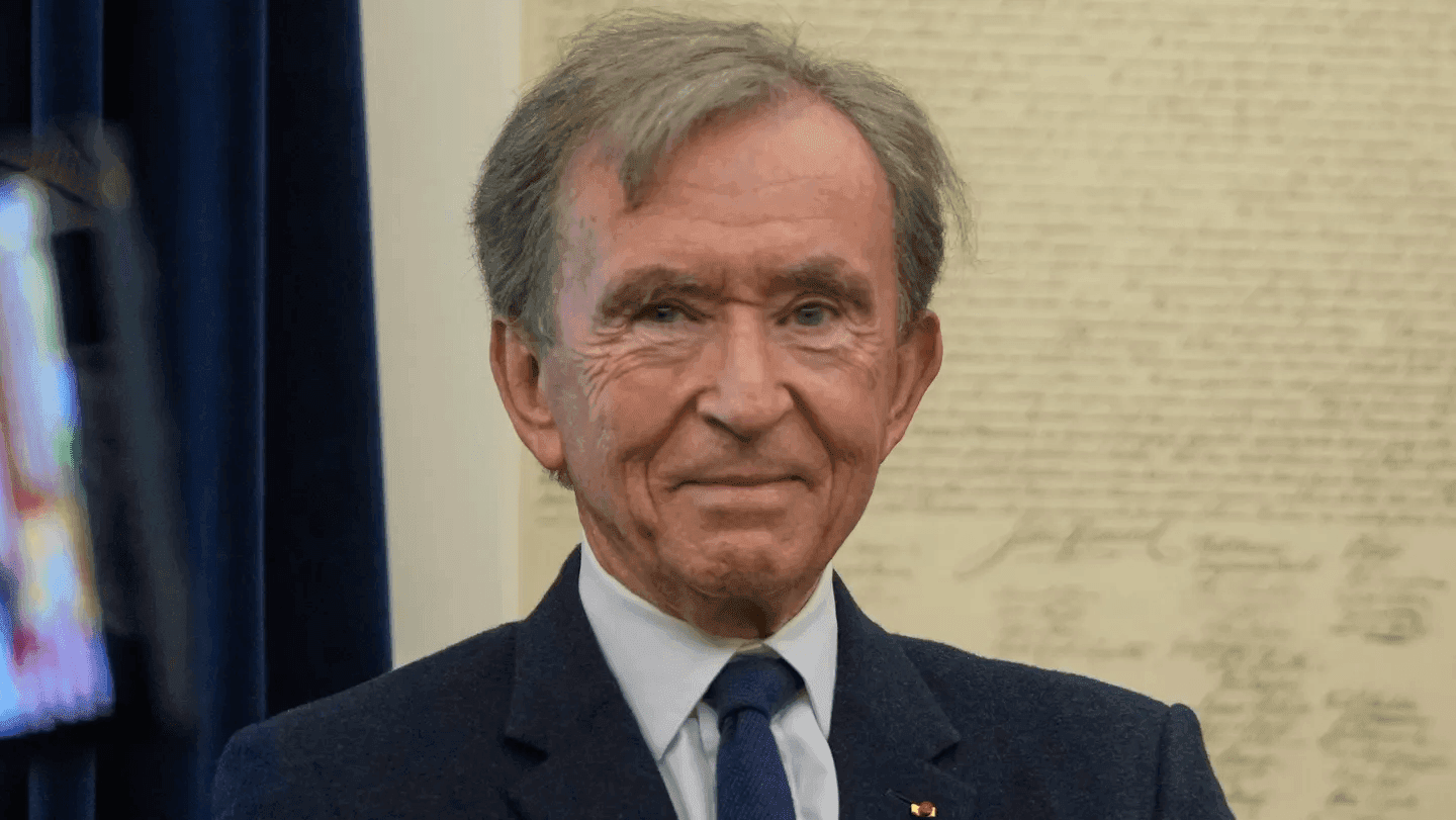 Fortuna de Bernard Arnault cae US$12.500 millones tras amenaza de Trump de imponer aranceles de 200% a vinos franceses