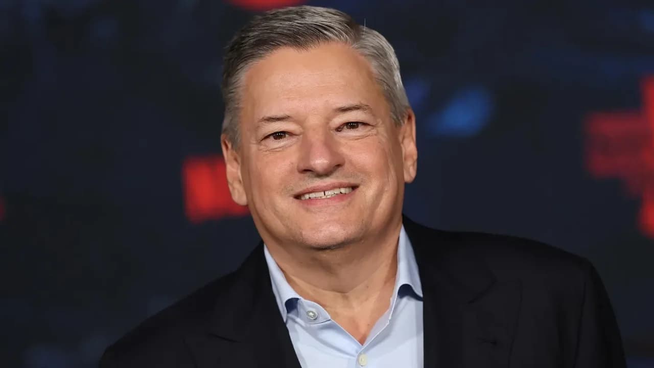 Adquisición de Warner Bros. por parte de Netflix supondría más cintas en cines, según directivo