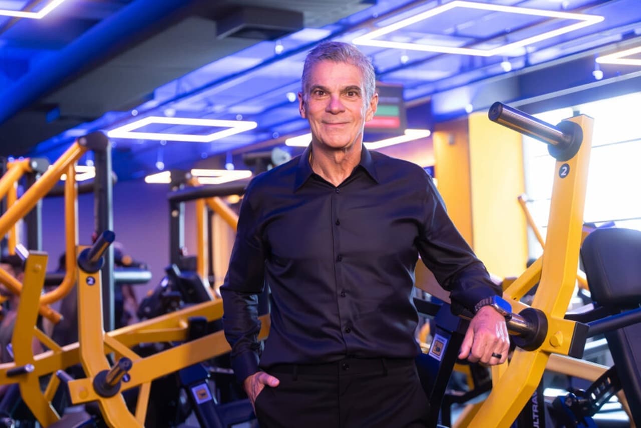 Fundador de Smart Fit deja la presidencia ejecutiva y cede el cargo a su hijo
