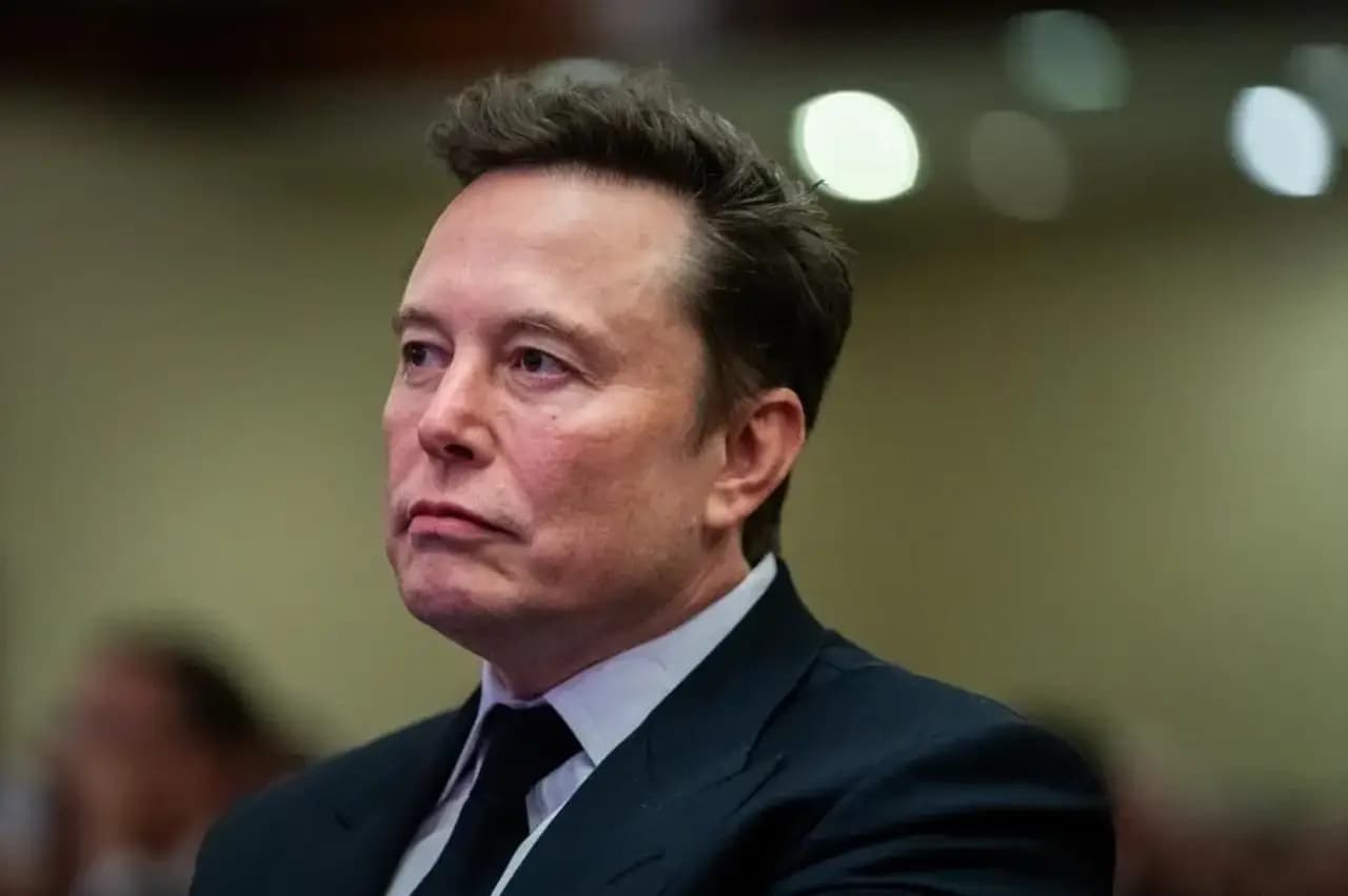 Nuevos archivos de Epstein revelan conexiones más poderosas: Musk y Zuckerberg aparecen en una foto cenando con él