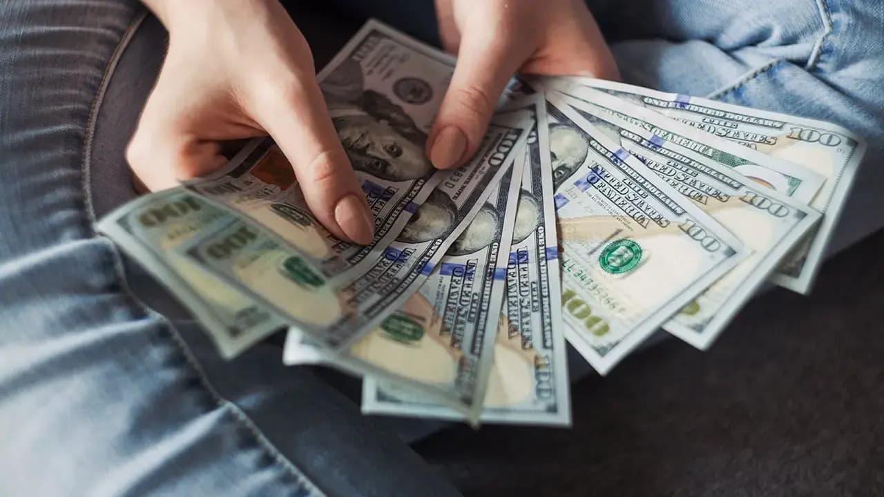Dólar débil y mayor desempleo en Estados Unidos reducen el poder adquisitivo de las remesas en Latinoamérica