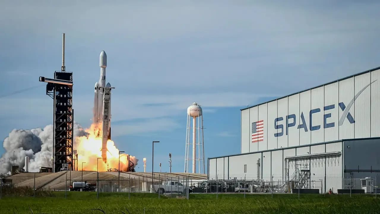 Elon Musk y Jeff Bezos aceleran la carrera de los billonarios por llegar a la luna antes que China