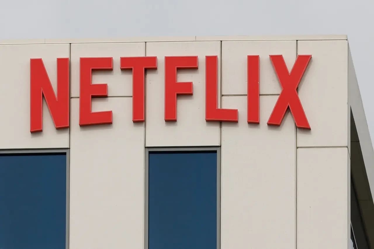 Acciones de Netflix suben 6.2% mientras Warner estudia nueva oferta de Paramount