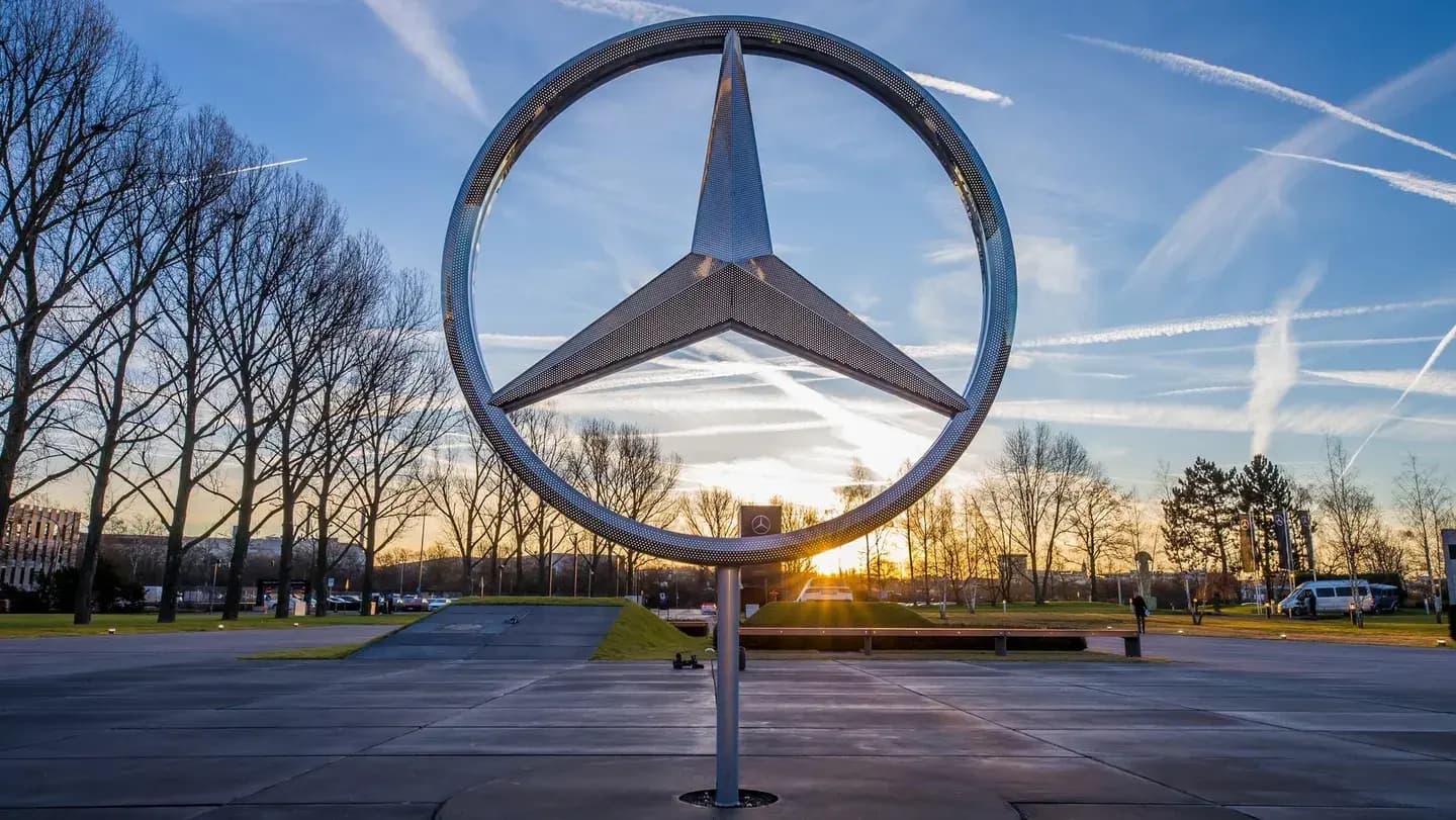 Mercedes-Benz retira miles de vehículos eléctricos por un problema de batería que podría provocar incendios