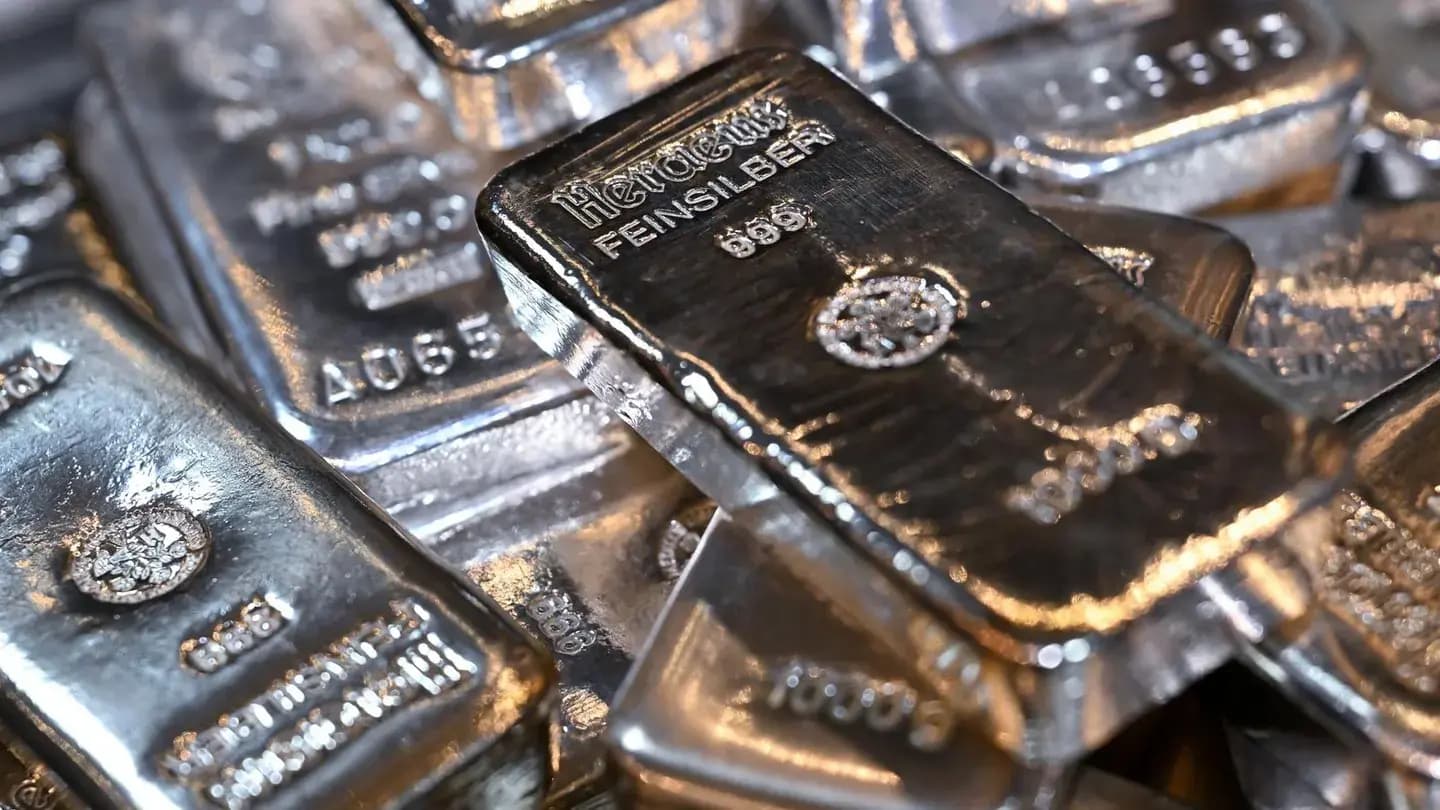 Plata sube un 9% y el oro también en medio de la resolución arancelaria y las tensiones con Irán