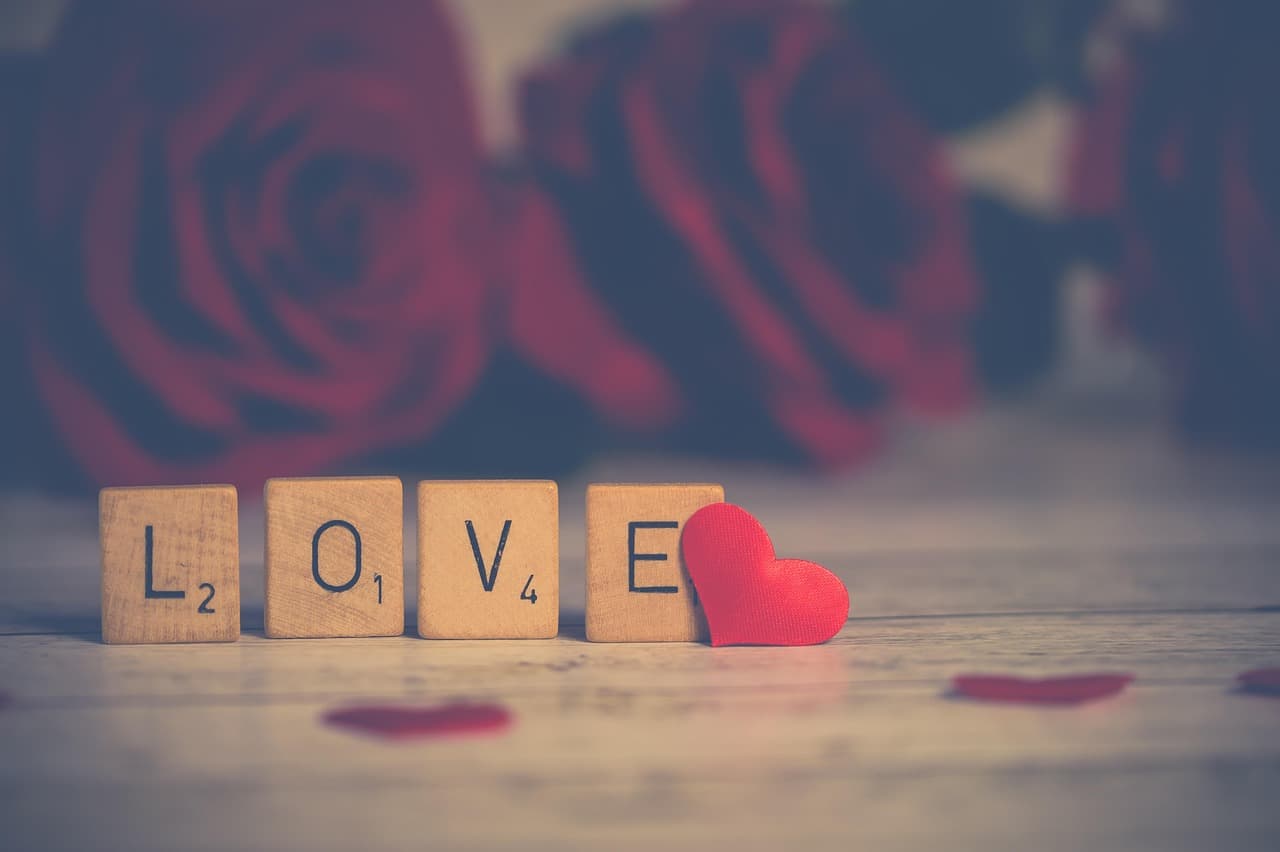 Día del Amor y qué regalan los chilenos: productos de belleza, tecnología y experiencias superan las flores y chocolates
