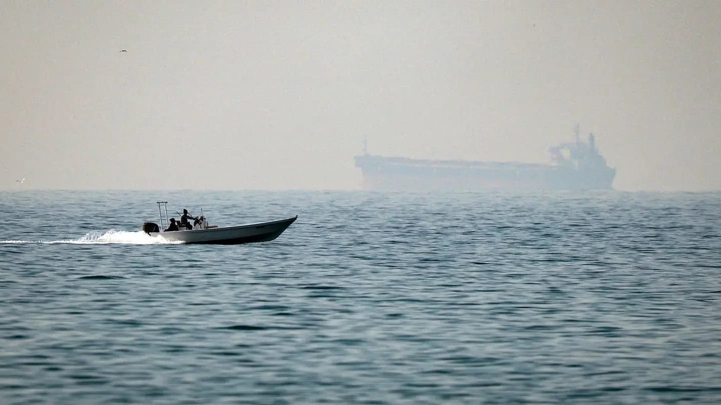 Estados Unidos autoriza temporalmente la venta de petróleo iraní varado en el mar
