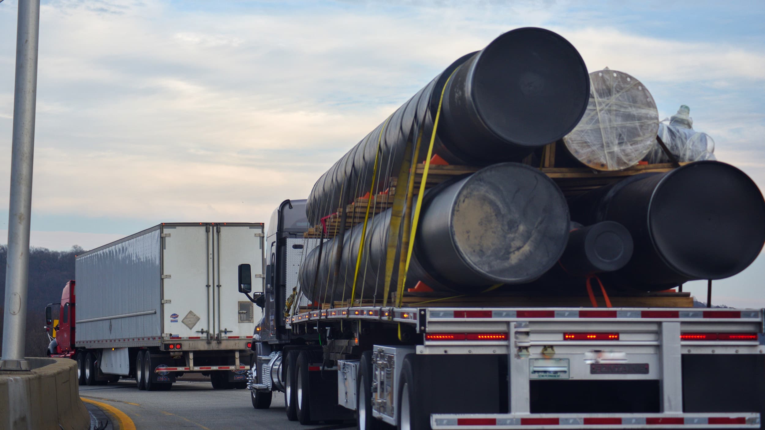 Gremios de transporte expresan rechazo tras alza de combustibles: "Es un golpe tremendo"