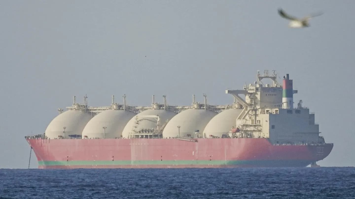 Tres buques petroleros cruzan el estrecho de Ormuz el primer día de bloqueo estadounidense