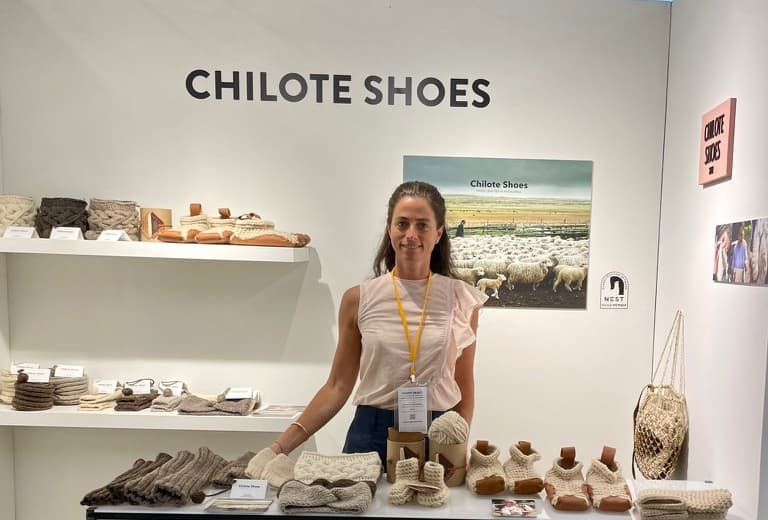 Este emprendimiento del sur de Chile fabrica pantuflas de lana que se venden en Estados Unidos, Asia y Europa: la historia de Chilote Shoes