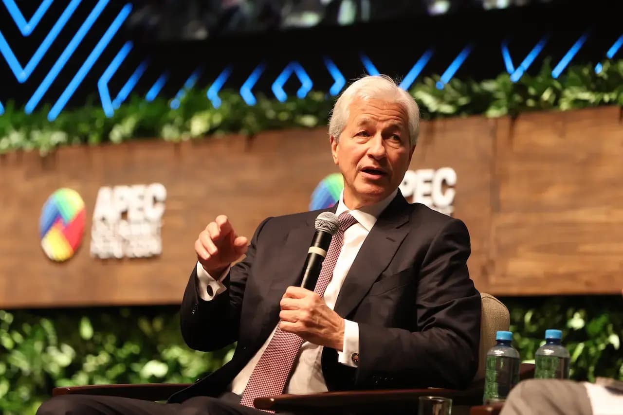 Jamie Dimon, CEO de JPMorgan, afirma que la IA transformará la sociedad más rápido que internet