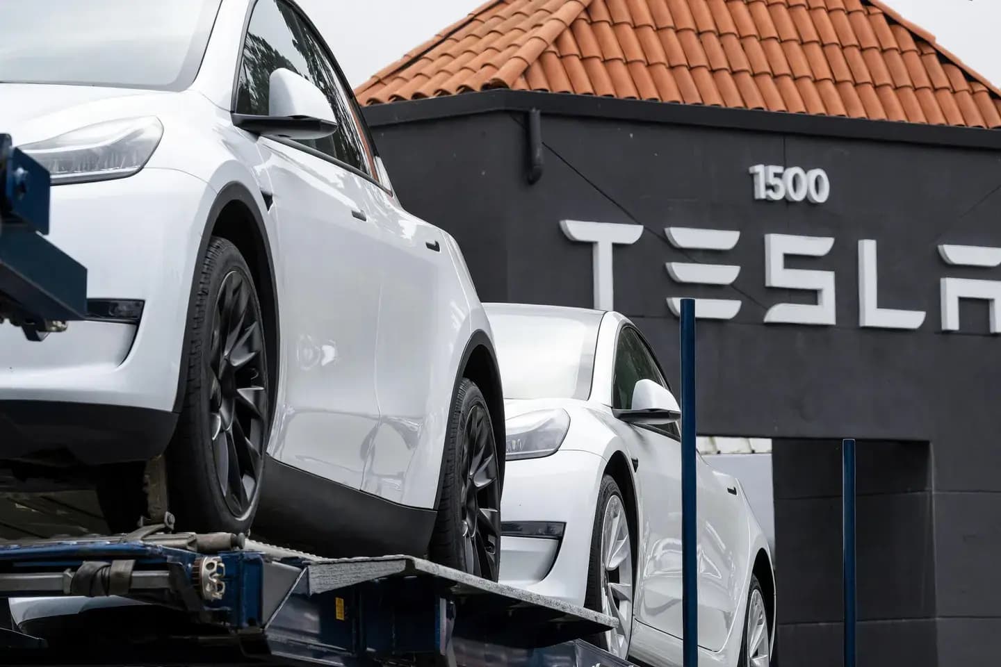 Tesla aumenta utilidades 17% en el trimestre, con impulso de servicios y apuesta en IA