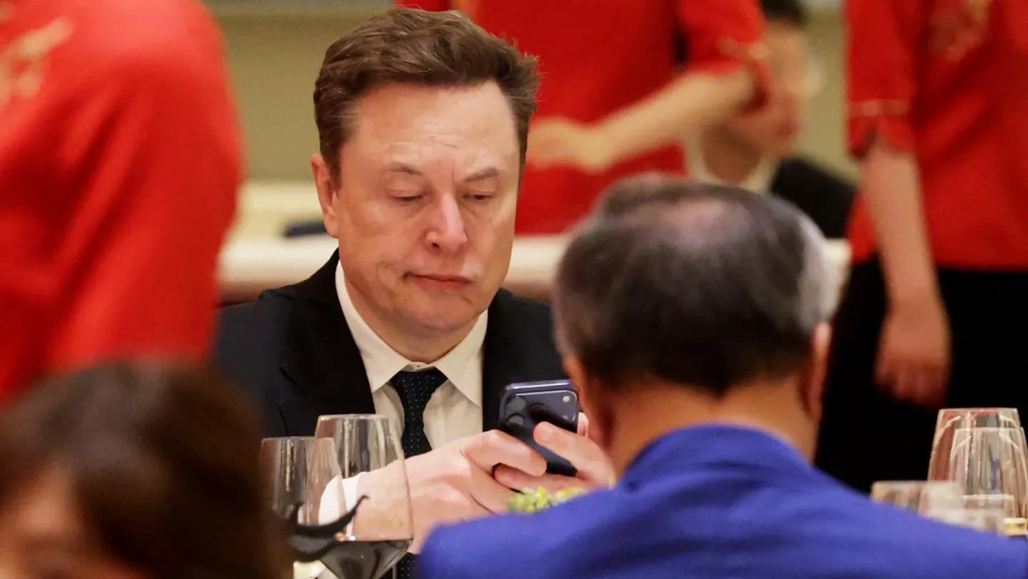 Elon Musk se toma una selfie en China con Lei Jun, su rival multimillonario de Xiaomi