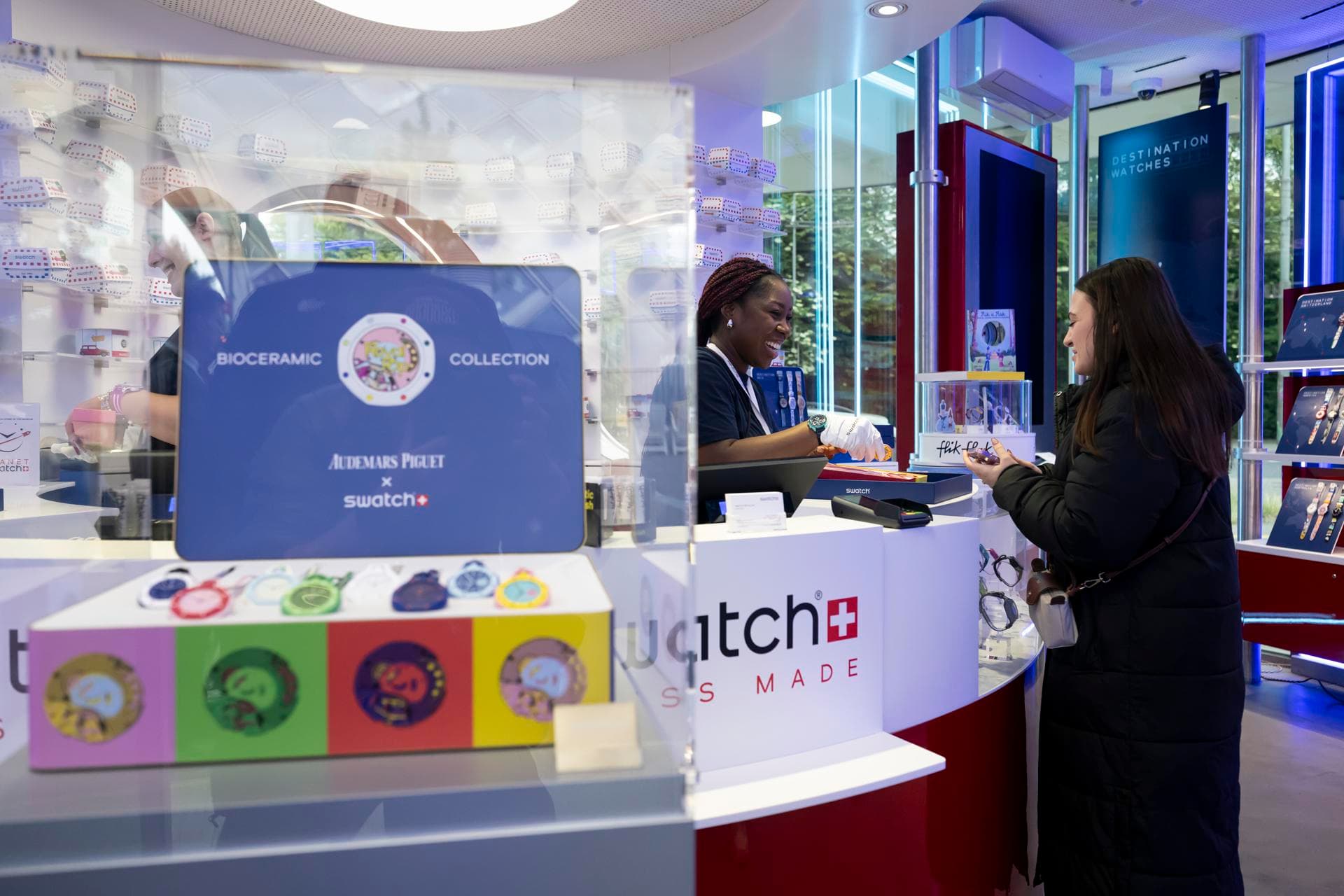 La democratización del lujo: el fenómeno cultural detrás de la locura por los relojes Audemars Piguet x Swatch