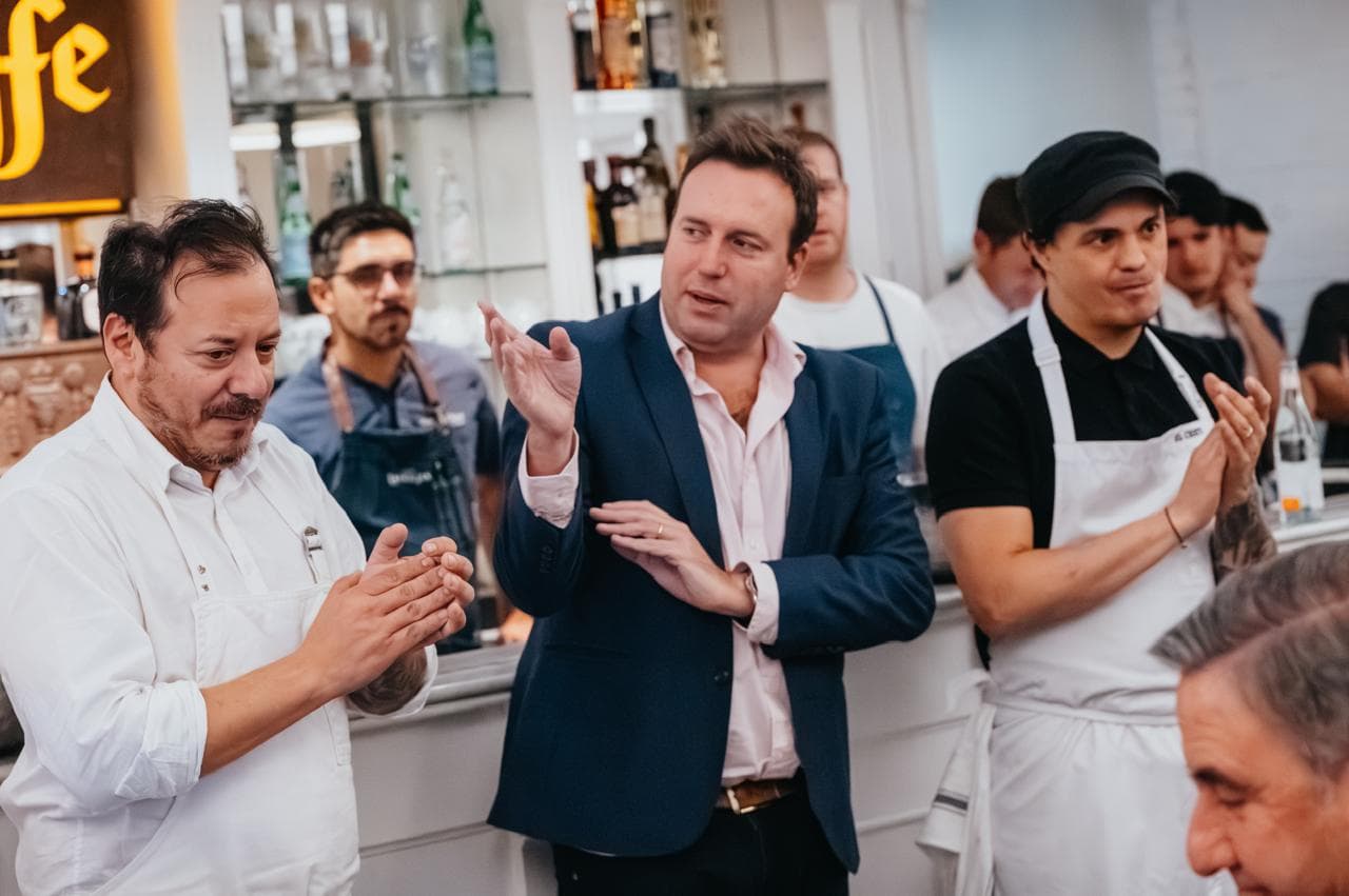 La noche en que en Casa Las Cujas se cocinó algo más que una gran celebración