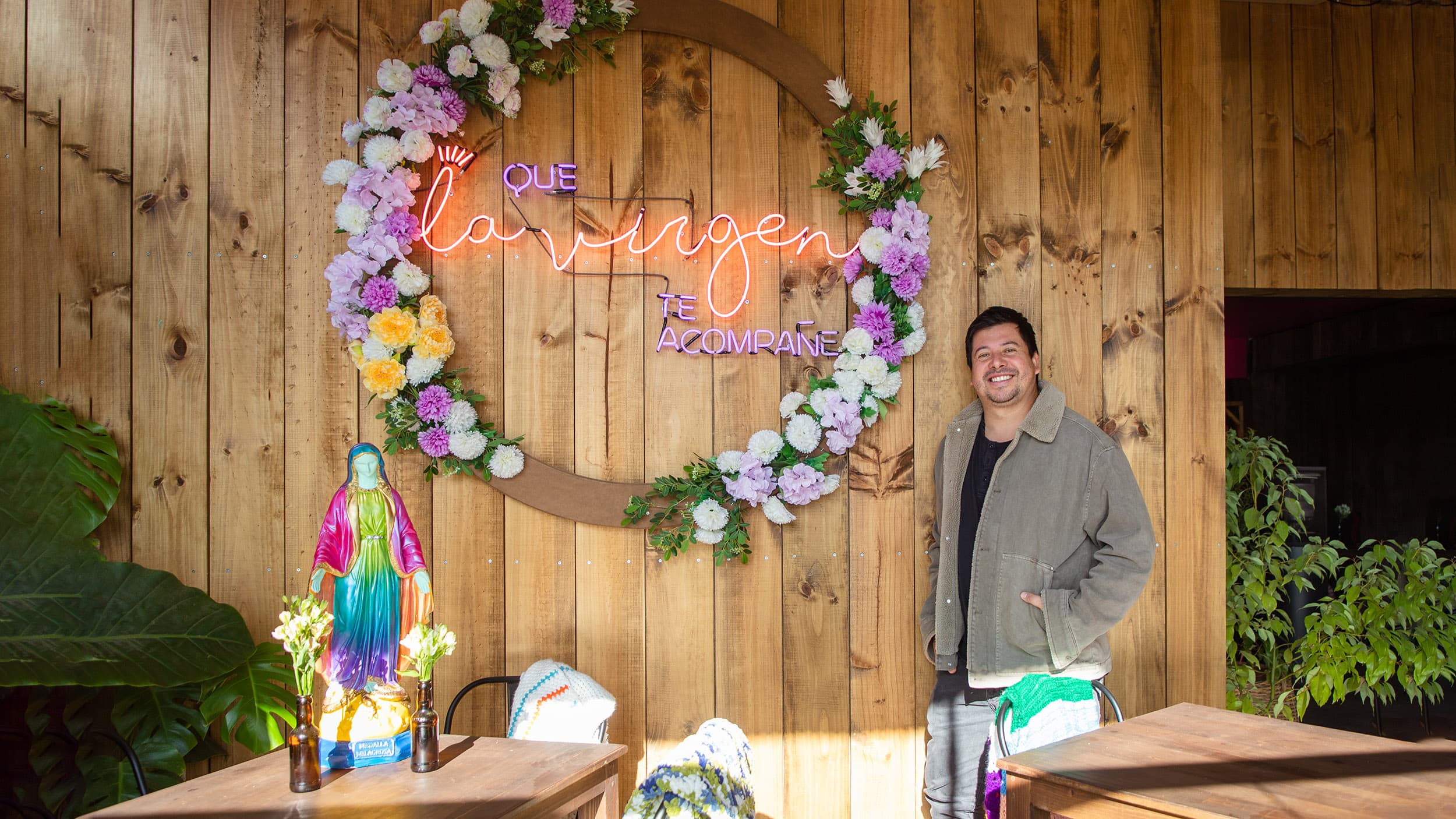 Este abogado se enamoró de la vida nocturna y la transformó en su negocio: fundó Bar La Virgen y su misión es volver a darle vida a las noches en Chile