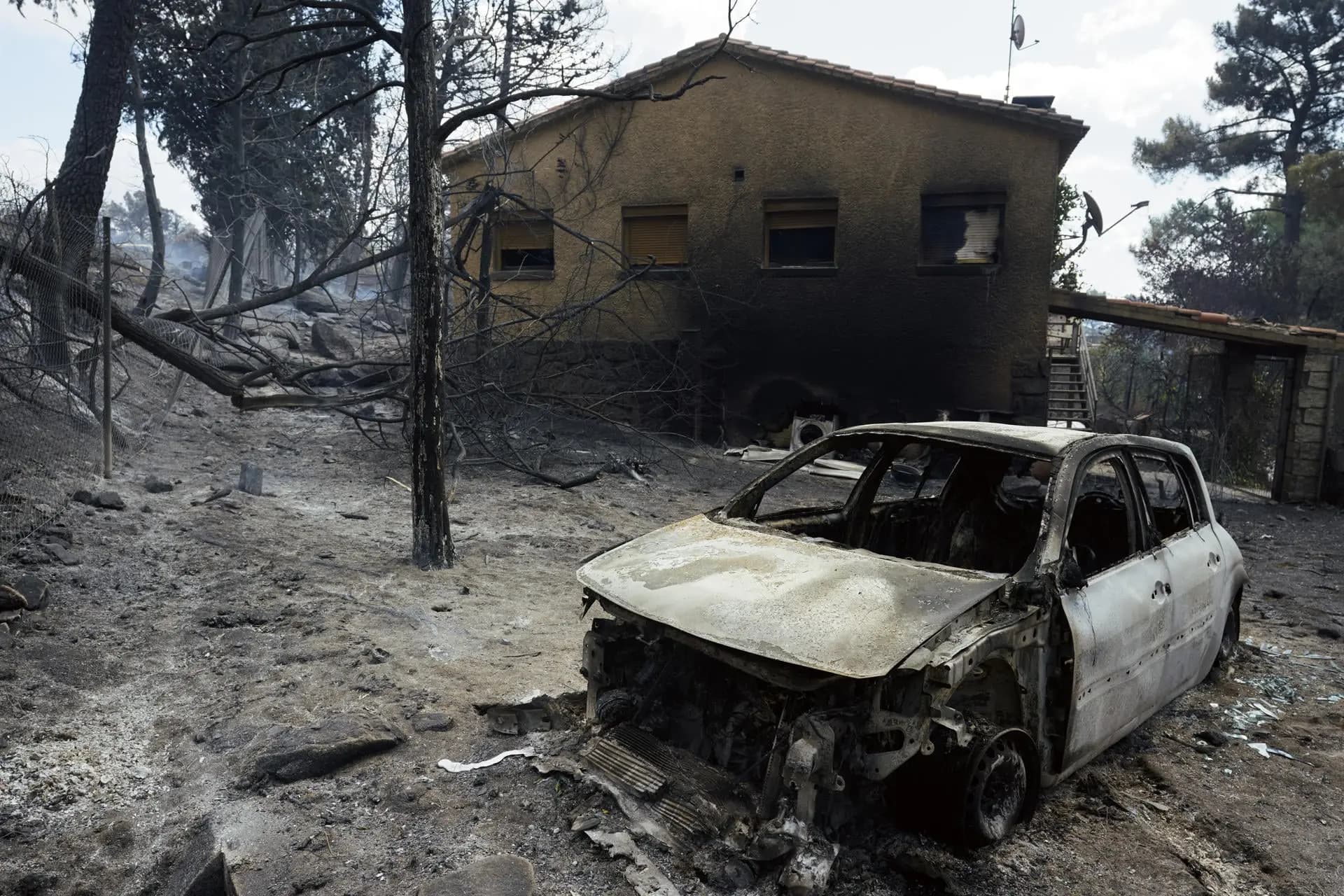 Incendios en el centro de España arrasan 77.000 hectáreas y afectan a más de 100.000 personas