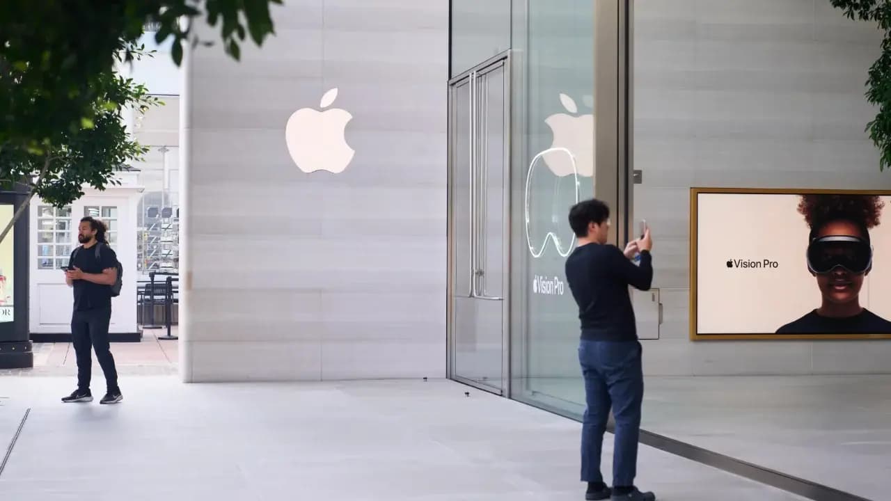 Este es el legado de Tim Cook en Apple y estos serán los principales retos de su nuevo líder: John Ternus