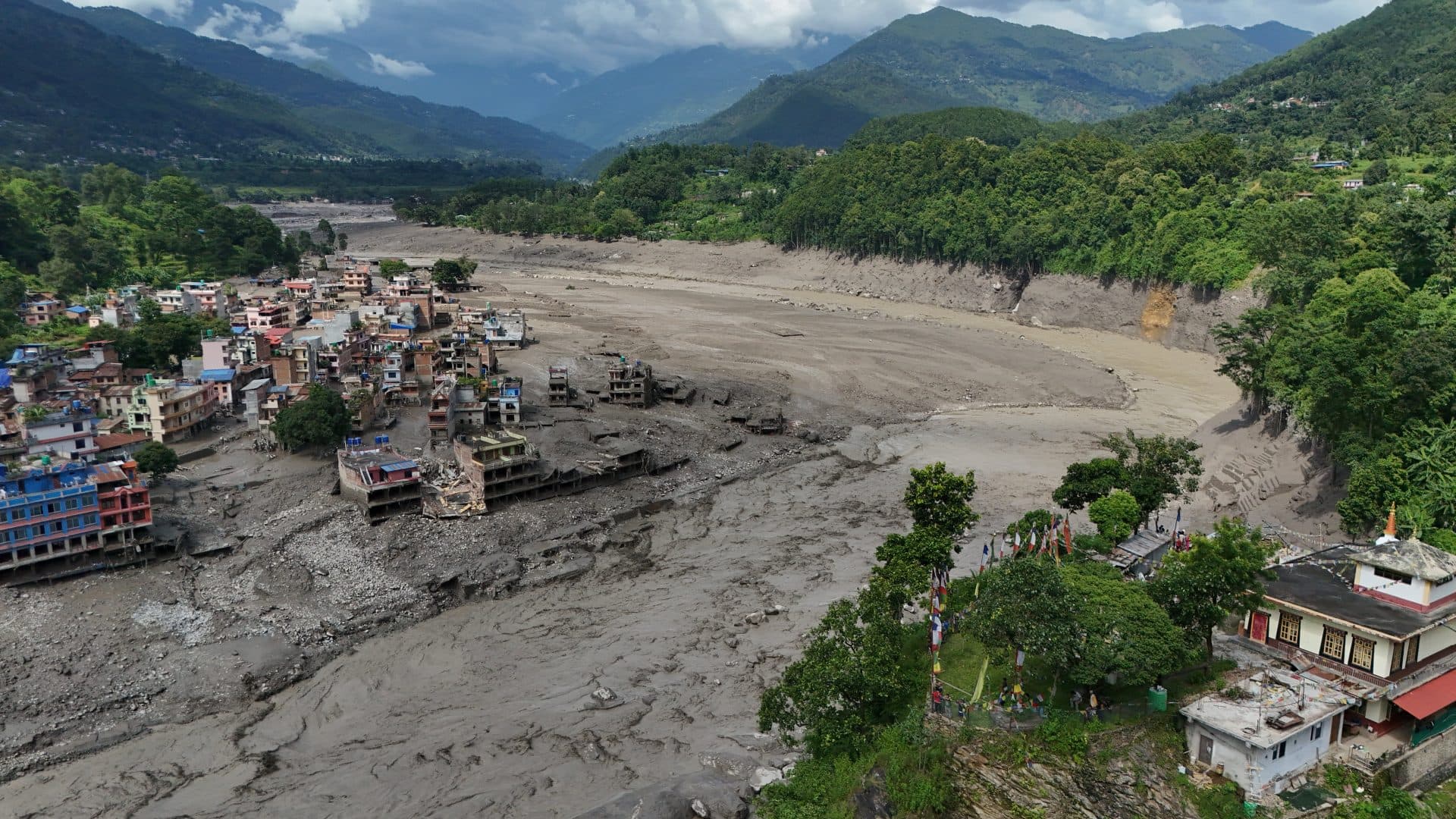 Más de 90 muertos y cientos de desaparecidos en Nepal tras una riada en la frontera con China