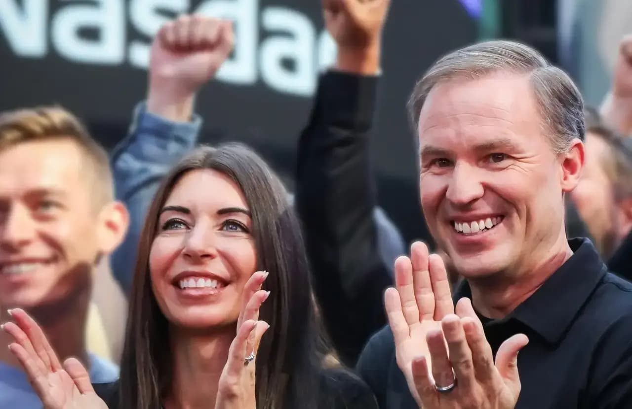 Dos divorcios, 10 hijos y una fortuna de US$2.000 millones: conoce a la pareja de Utah detrás del imperio de comercio electrónico
