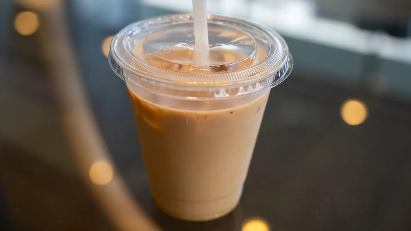 Lo que el debate viral sobre una entrevista de trabajo y el café helado revela sobre el cambio en las normas laborales