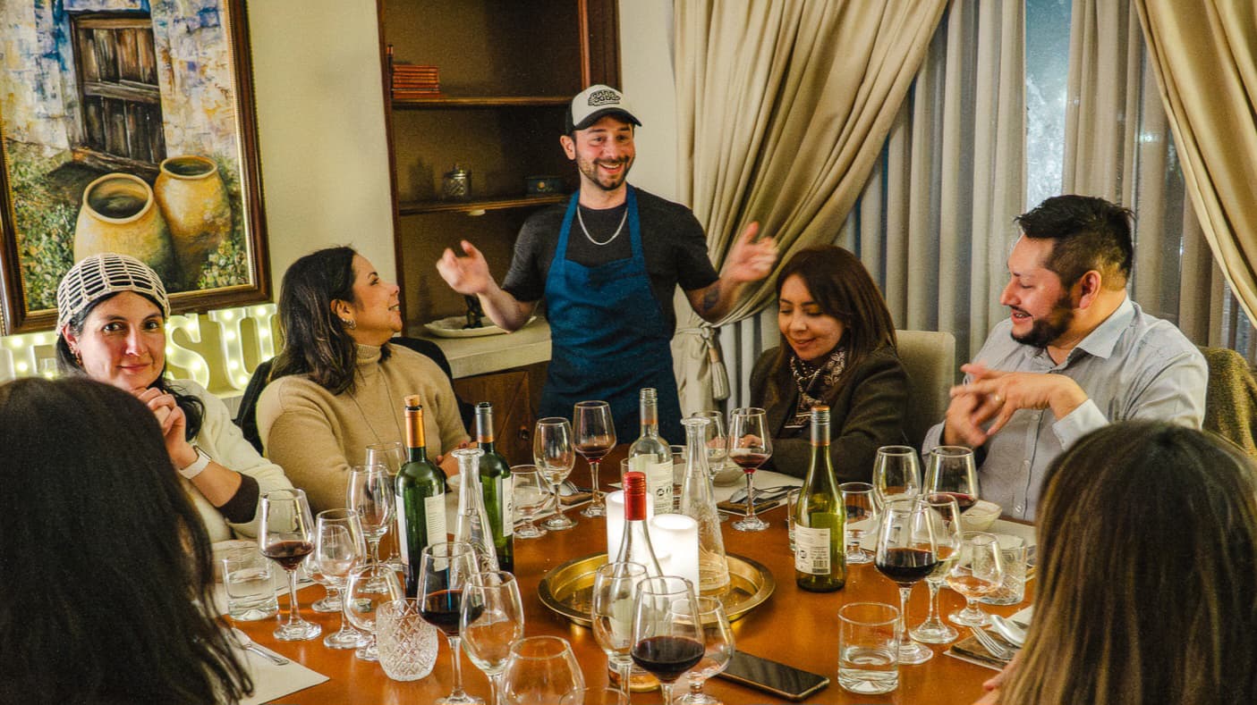 Convertir una mala experiencia en un negocio: cómo este chef chileno emprendió con las cenas clandestinas