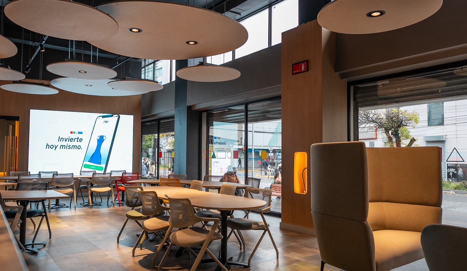 Personalización, más espacio, cowork: la transformación de las sucursales del Bci en la que han invertido US$70 millones