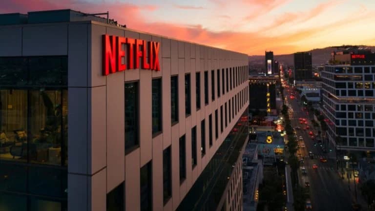 Netflix considera modificar la oferta de Warner Bros. para que sea todo en efectivo: Bloomberg