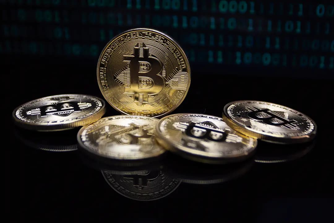 Bitcoin cae por debajo de los 77.000 dólares mientras los aranceles de Trump anulan el impulso electoral