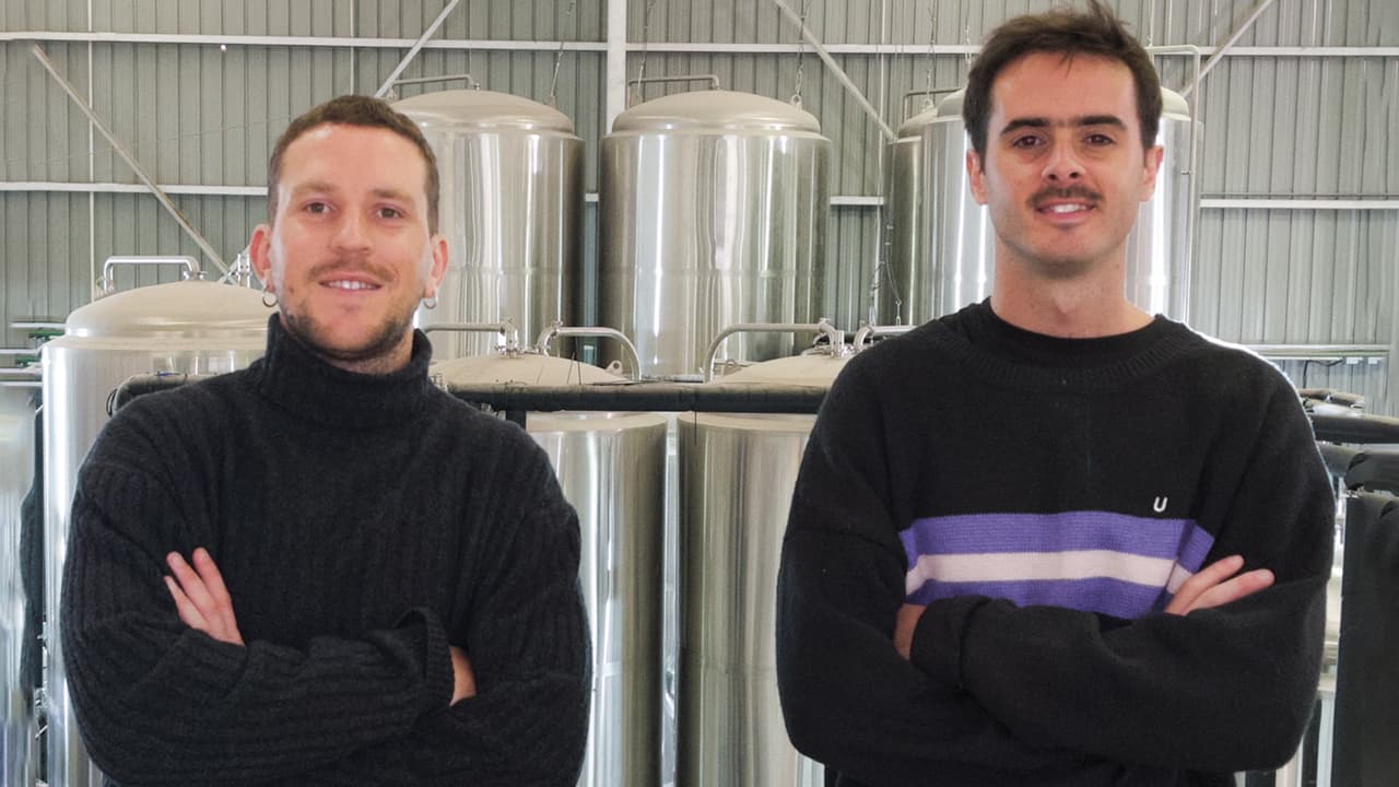 Dos amigos apasionados por emprender y el sueño de convertirse en la cervecería independiente más grande de Chile: LOA