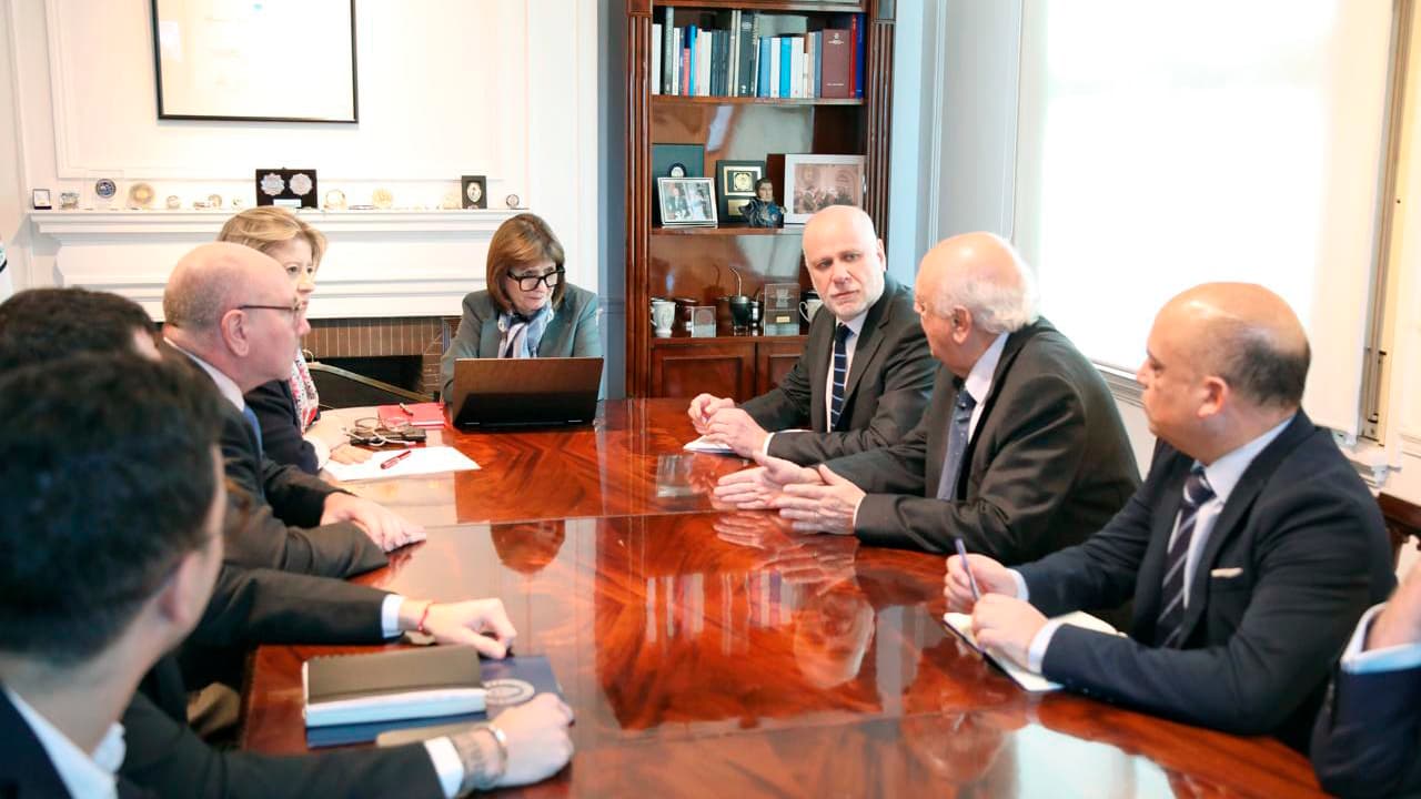 Ministro Elizalde sostiene reunión con autoridades argentinas tras ataque a chilenos en Buenos Aires