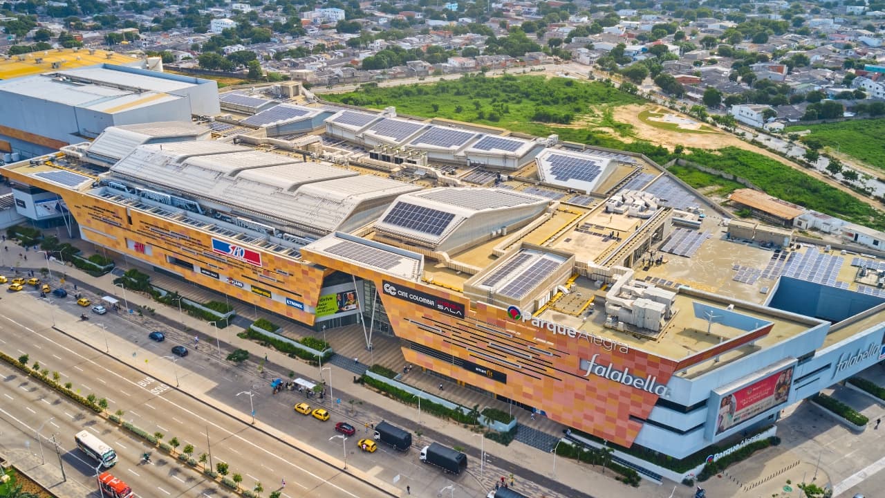 Parque Arauco activa proyecto solar en el techo de un centro comercial en Colombia y asegura "es el más grande en Sudamérica"