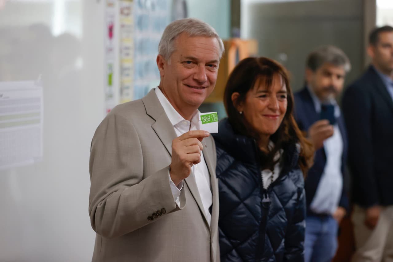 Kast asiste a votar: "Quien gane tiene una tremenda responsabilidad"