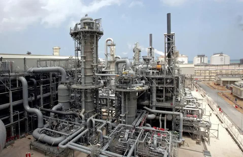 El Brent alcanza los 115 dólares mientras Qatar afirma que Irán causó “daños extensos” al centro energético